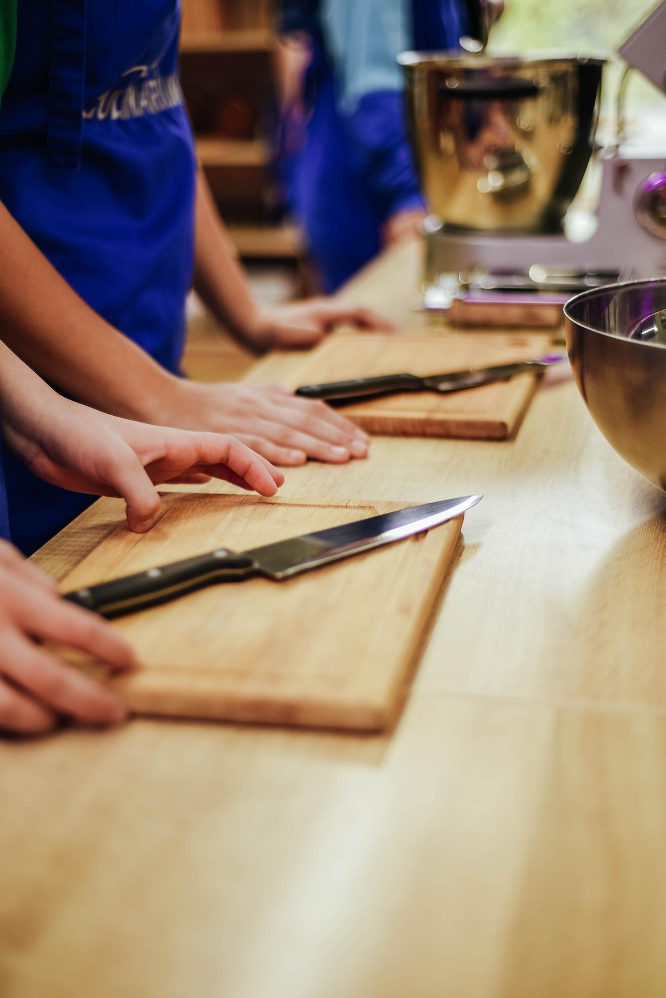 Workshop hands-on, students at a bench